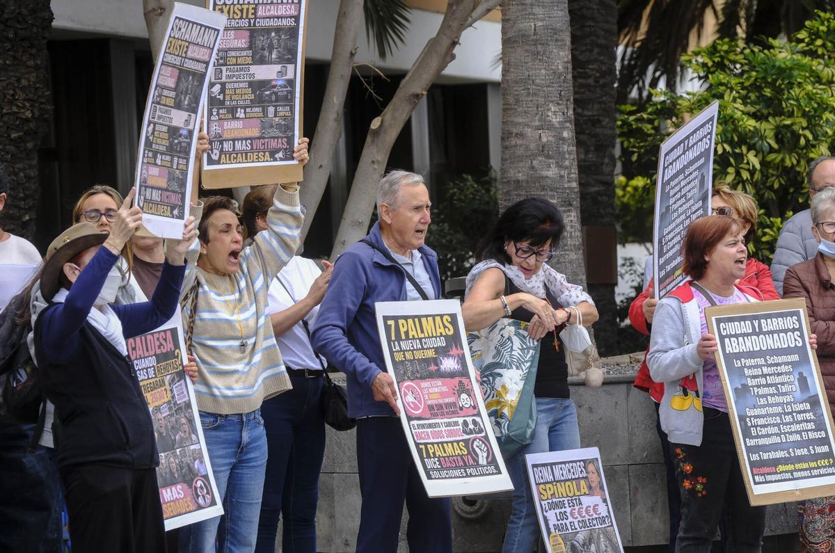 Protesta de asociaciones de vecinos ante el Ayuntamiento de Las Palmas de Gran Canaria