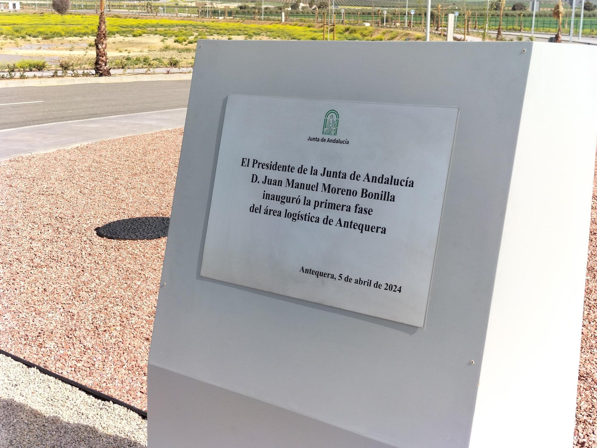 El presidente de la Junta de Andalucía, Juanma Moreno, ha inaugurado el puerto seco de Antequera tras 20 años de trámites y obras.