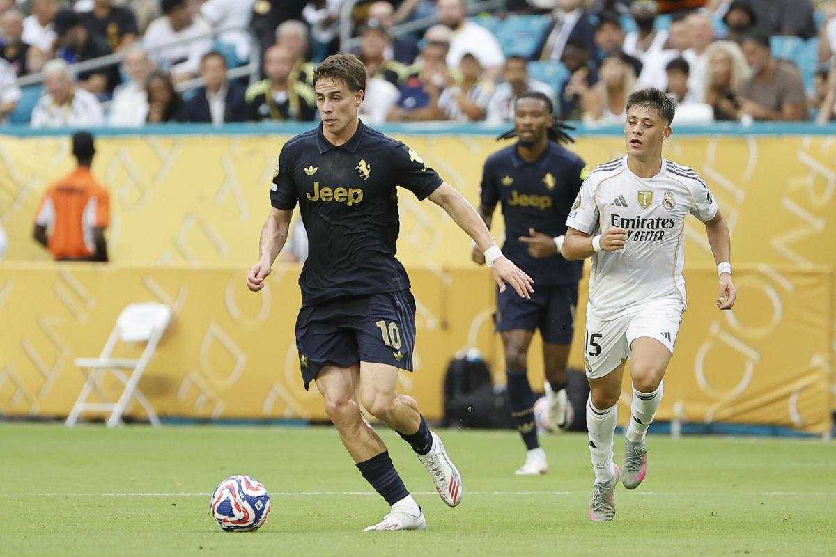 AMDEP7676. MIAMI (ESTADOS UNIDOS), 01/07/2025.- Arda Güler (d) de Real Madrid disputa el balón con Kenan Yildiz (i) de Juventus este martes, en un partido del Mundial de Clubes entre Real Madrid y Juventus en el estadio Hard Rock de Miami (Estados Unidos). EFE/ Juan Ignacio Roncoroni