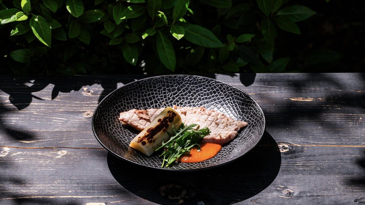 El pase de bonito con salsa romesco y puerro confitado del El Jardín de Arturo Soria.