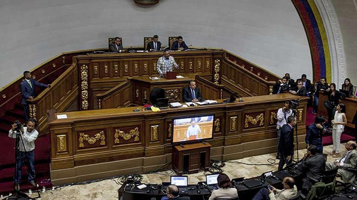 El Parlament de Veneçuela aprova iniciar un procés polític contra Maduro.