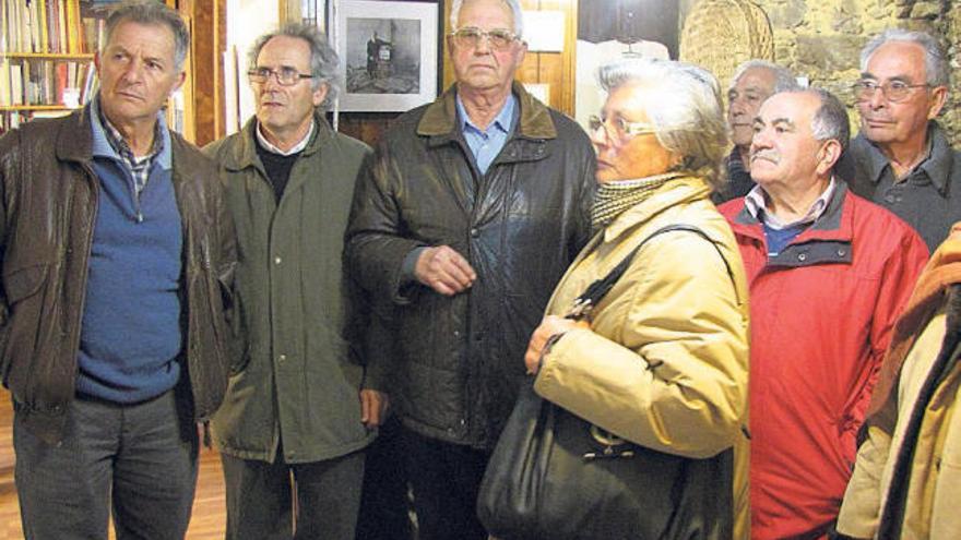 Vecinos de Salcedo (Pontevedra), el sábado, visitando el Cetmo en Soutelo de Montes.