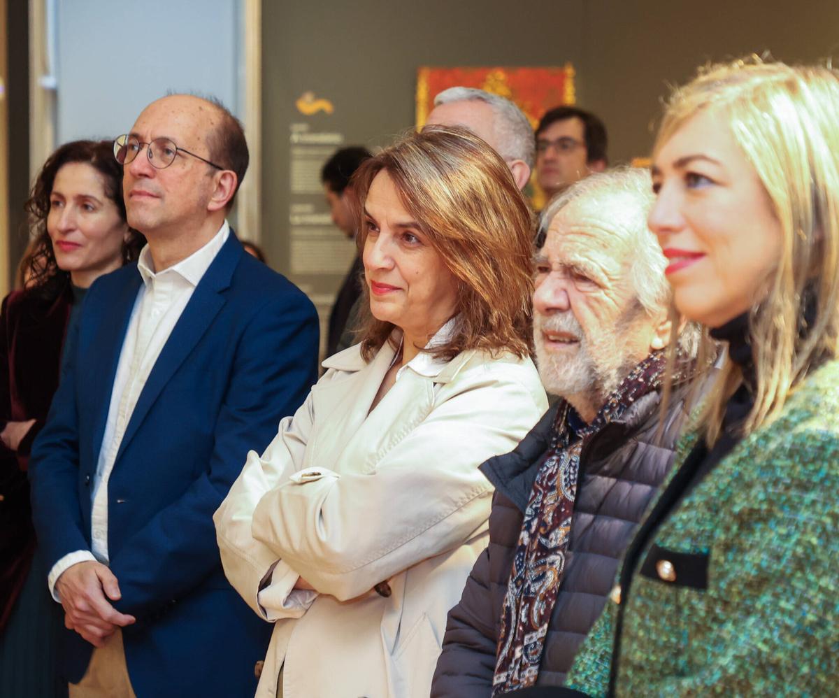 Paula Fernández Pena (centro), durante el acto de ayer en Santiago.