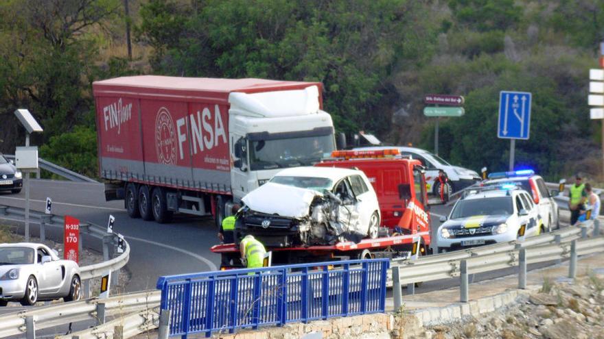 Un coche se estrella contra un tráiler en la N-332, en Calp