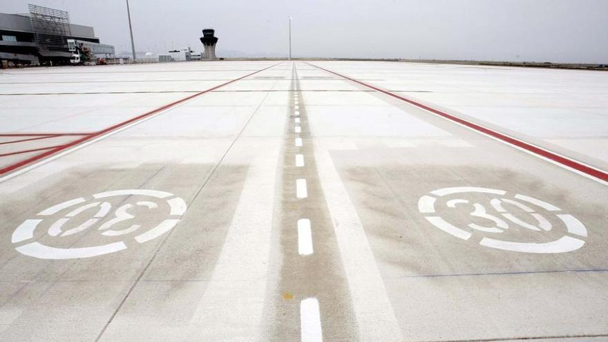 Pista de aterrizaje del aeropuerto de Corvera.