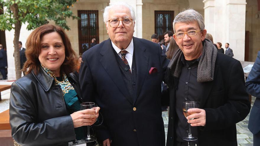 Eugenio Chicano acompañado de Mari Luz Reguero y Guillermo Busutil en la inauguración del Museo de Málaga.