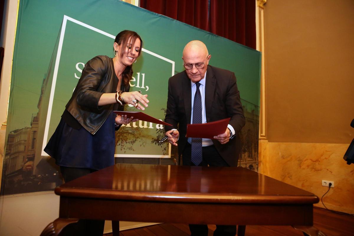 Marta Farrés, alcaldesa de Sabadell, y Josep Oliu, presidente de la Fundación Banc Sabadell, firman un acuerdo para un nuevo centro cultural en la ciudad.