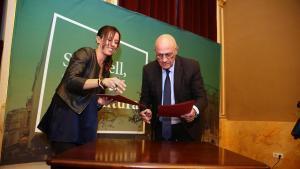 Marta Farrés, alcaldesa de Sabadell, y Josep Oliu, presidente de la Fundación Banc Sabadell, firman un acuerdo para un nuevo centro cultural en la ciudad.