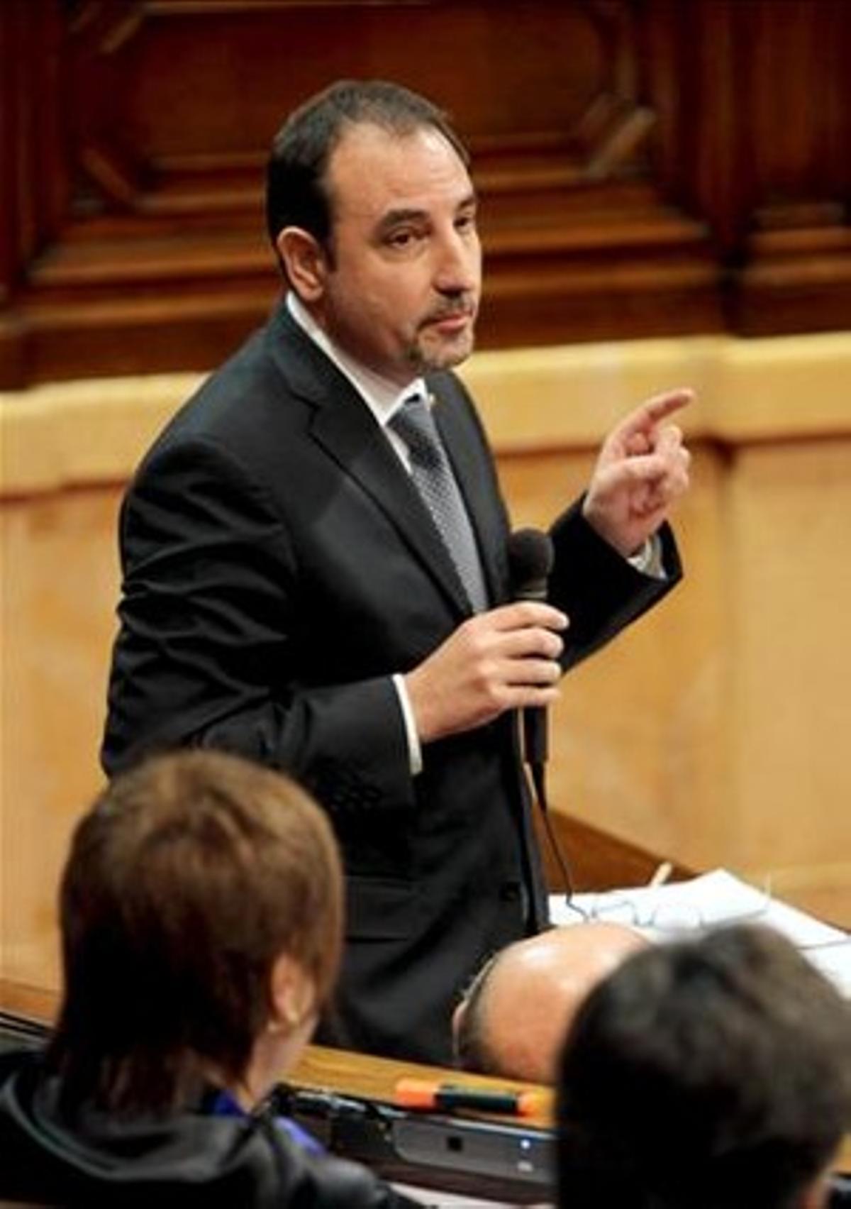 El conseller d’Interior, Ramon Espadaler, al ple del Parlament d’aquest 13 de març. EFE / TONI ALBIR