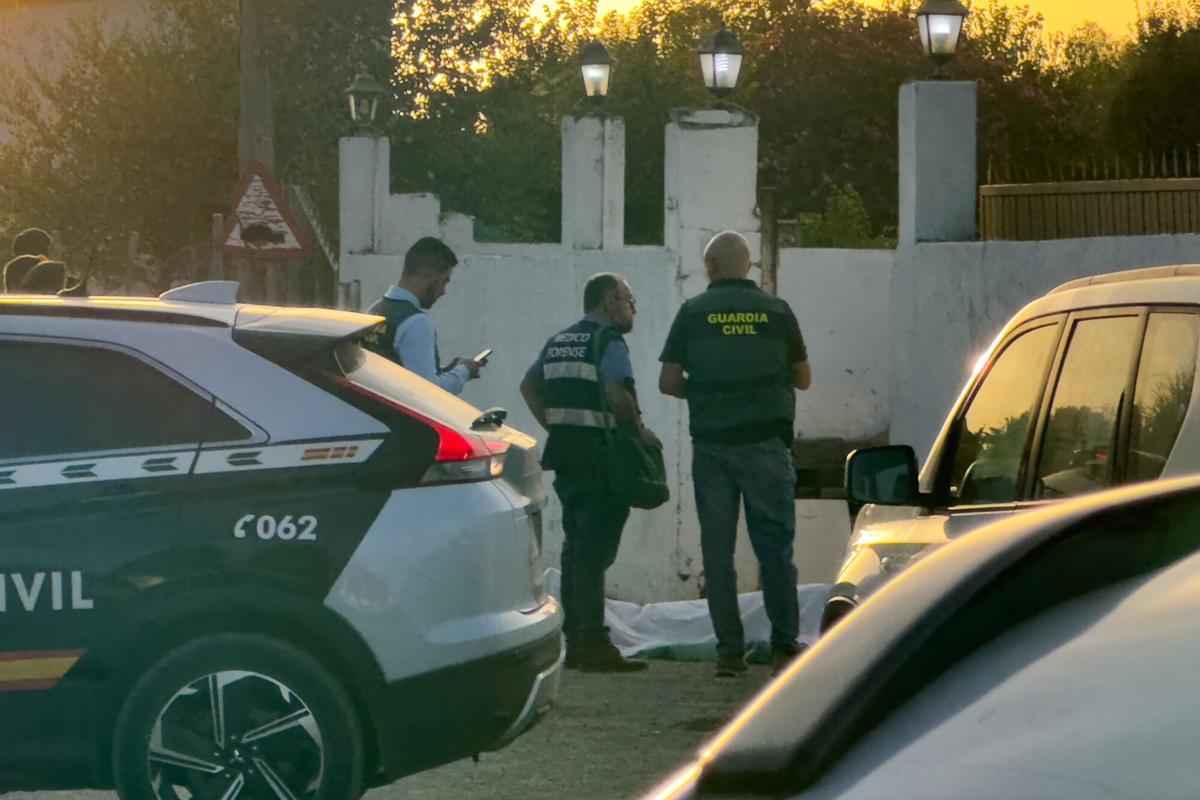 Agentes de la Guardia Civil en el lugar donde se produjo el tiroteo de la urbanización de Los Nietos.