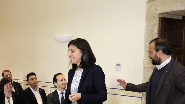 Ángeles Vázquez, en la asamblea, junto a Rafael Cuiña. // Bernabé/Javier Lalín