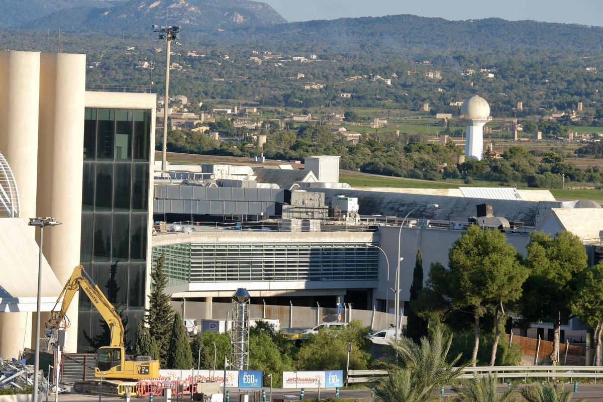 Nueva pasarela que une el edificio terminal con el módulo D por el costado este, que se terminará este invierno