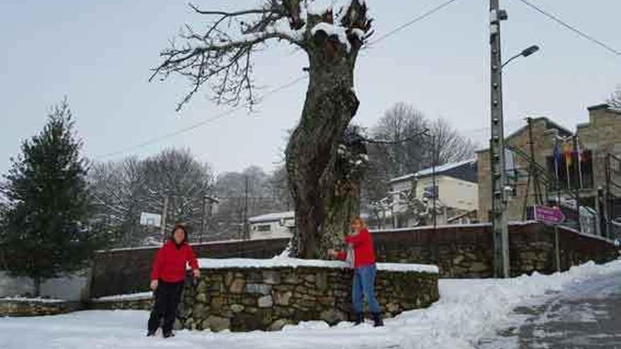 Dos personas juegan con la nieve en Lubián.