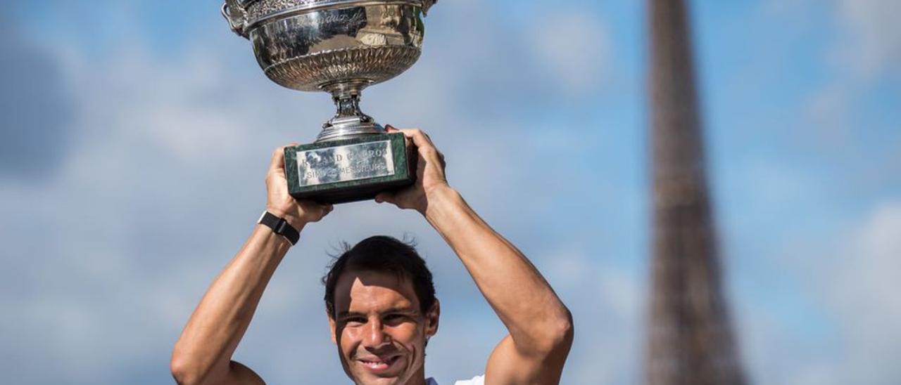 Nadal, fotografiat ahir davant la Torre Eiffel.  | EFE/CHRISTOPHE PETIT TESSON