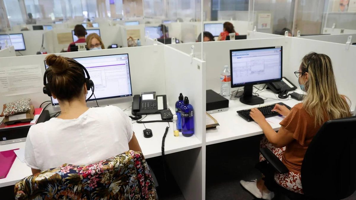 Trabajadoras de uno de los centros del Servicio de Teleasistencia Domiciliaria del Ayuntamiento de Madrid en su labor diaria con las personas mayores usuarias.