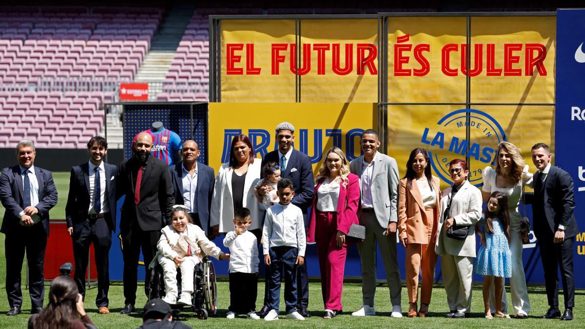 La familia Araujo al completo posa sobre el césped del Camp Nou con Joan Laporta, el presidente, a la izquierda.