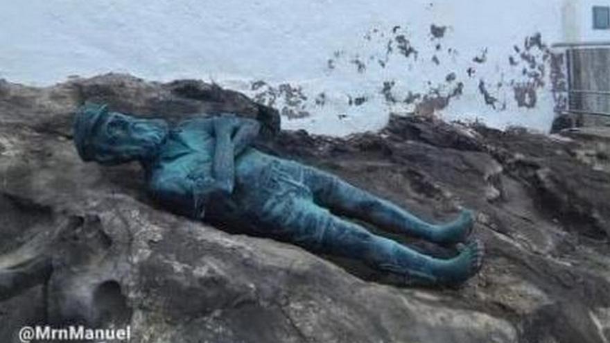 La escultura de &#039;Sandokán&#039; aparece tumbada en El Puertillo