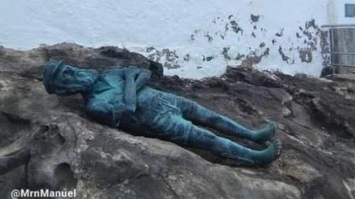La escultura de 'Sandokán' aparece tumbada en El Puertillo.