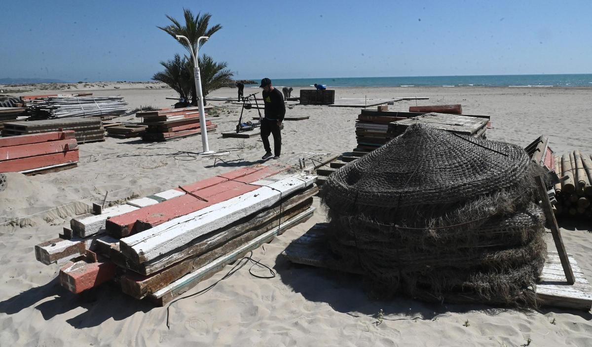 Imagen de archivo del montaje de chiringuitos en la playa del Gurugú en 2025.