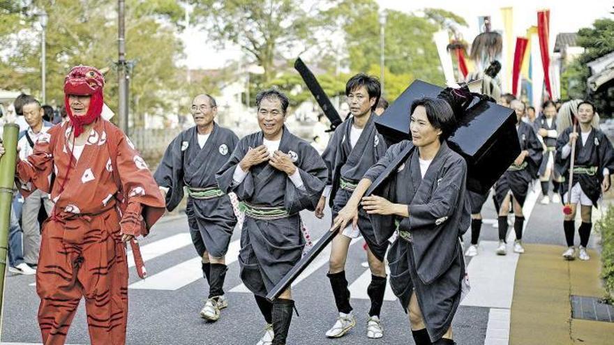 Würden auf Mallorca fast als Einheimische durchgehen: japanische Teufelstänzer.