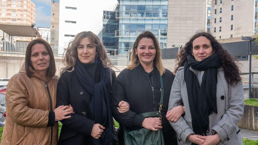 De izqda. a dcha., Alexandra Pasantes, Carmen Armas, Elena Rodríguez y Lucía Fernández, hace unos días, frente a la sede del Instituto Nacional de la Seguridad Social, en Matogrande.