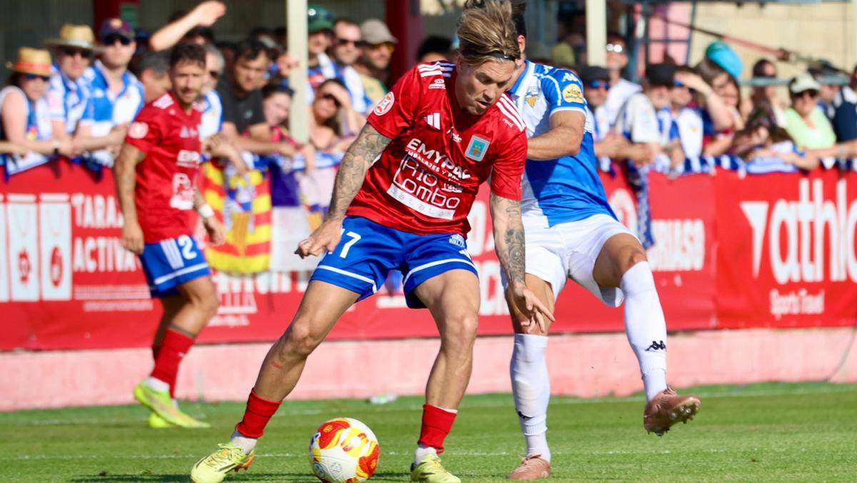 Álvaro Jiménez defiende un balón durante el partido ante el Sabadell.