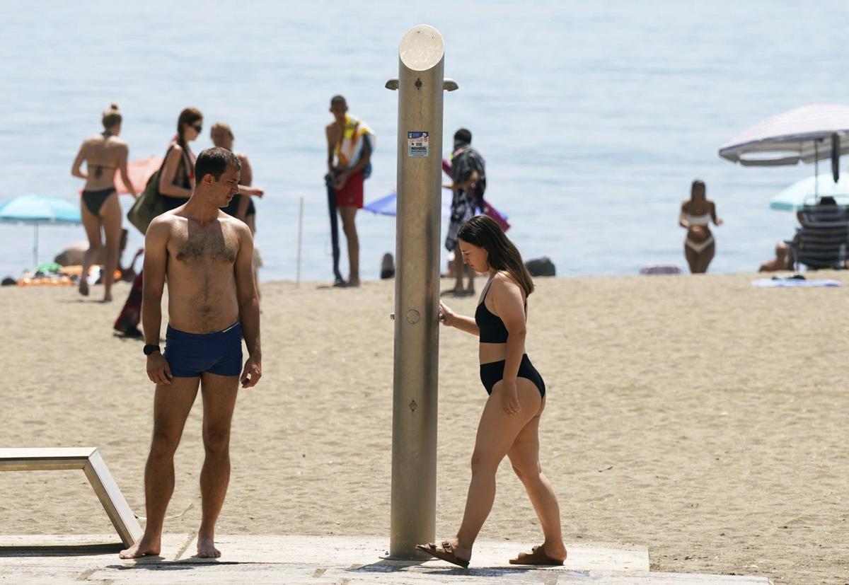 Toda Málaga podrá recuperar el uso de agua en las duchas de sus playas. | ÁLEX ZEA