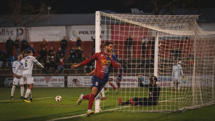 Forgàs celebra el gol de l’empat per l’Olot | UE OLOT/ PAU GONZÁLEZ FERRER