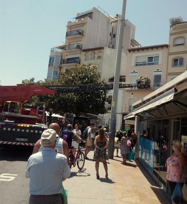 Rescaten un gos i un gat abandonats en un balcó a ple sol, a Blanes