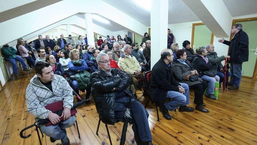 Charla informativa de la UCE sobre las cláusulas suelo, ayer, en El Cortijo, en La Corredoria.