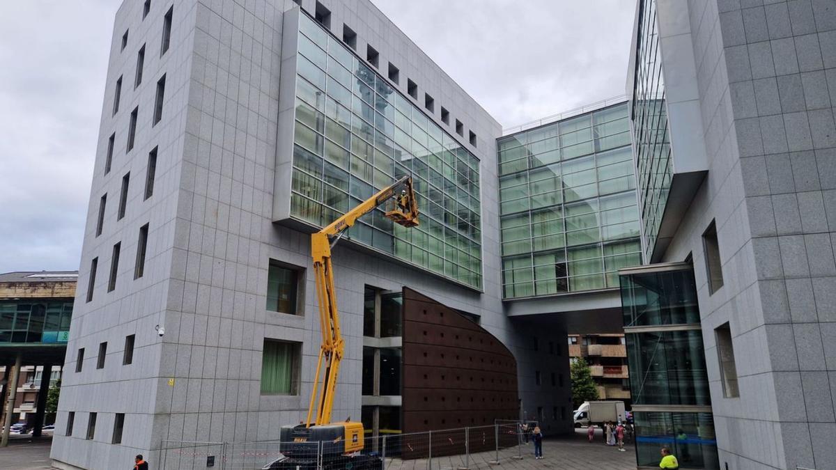 El Palacio de la Justicia de Llamaquique, actualmente en obras. | LNE