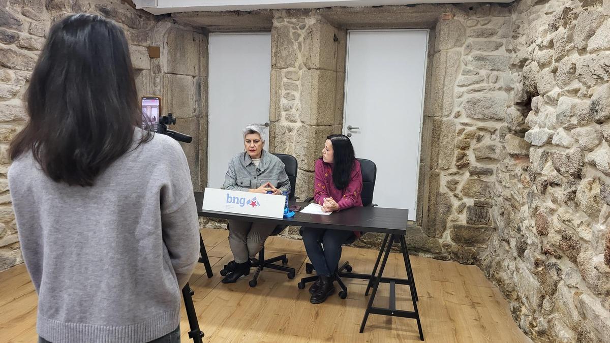 Mercedes Queixas e Iria Taibo en rueda de prensa