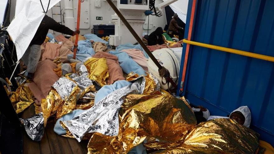 Die Lage an Bord der &quot;Alan Kurdi&quot; ist kritisch. Vor kurzem kam eine Hilfslieferung mit Decken und Essen an.