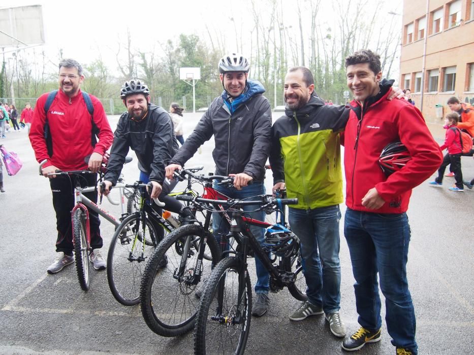 Los alumnos del Colegio Santa Bárbara de Lugones celebran el Día Mundial de la Bicicleta junto a Chechu Rubiera y Ángel García