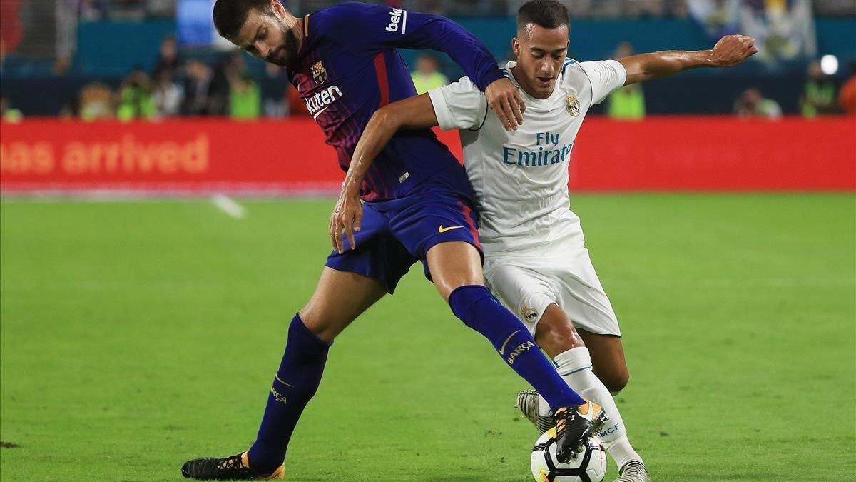 Piqué y Varane pugnan por el balón en el primer clásico de la temporada