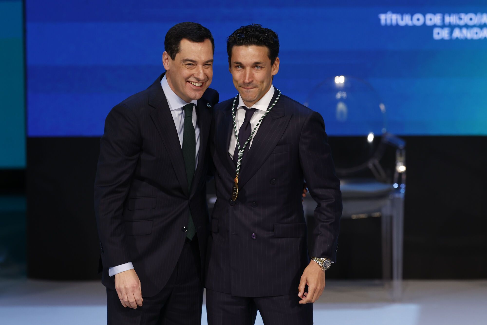 GRAFAND6595. SEVILLA, 28/02/2025.- El presidente andaluz, Juanma Moreno (i), junto al futbolista Jesús Navas que ha recibido la distinción de Hijo Predilecto de Andalucía durante el acto institucional de entrega de las distinciones de Hijo/a Predilecto/a y las Medallas de Andalucía, este viernes en Sevilla. EFE/Julio Muñoz