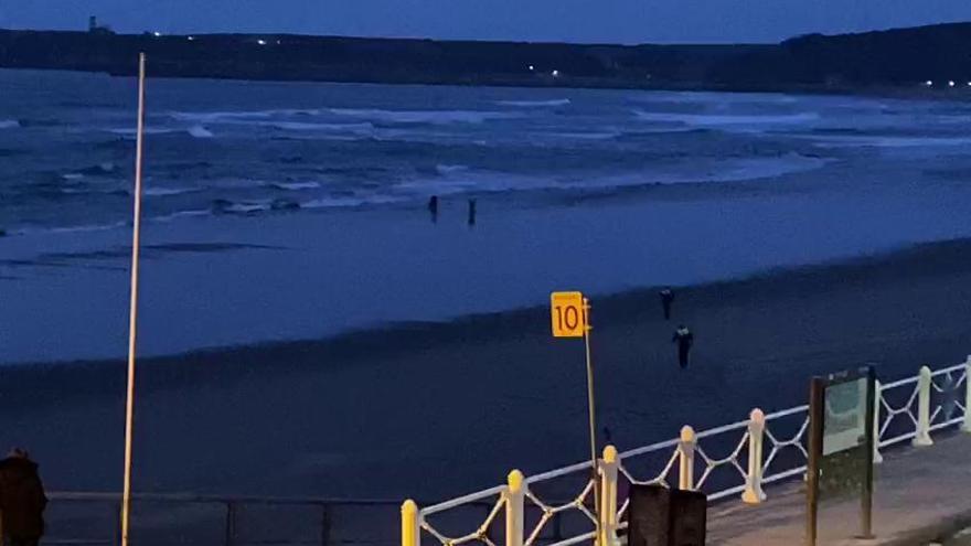 Intervención policial en la playa de Salinas (Castrillón)