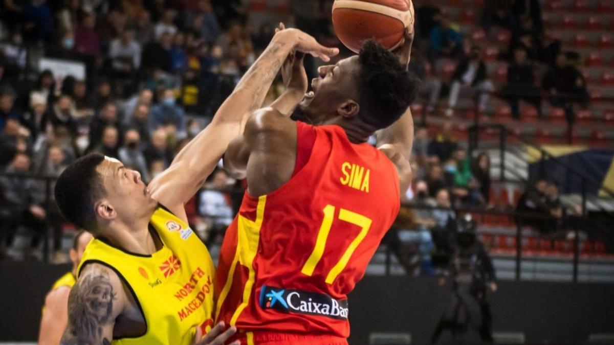 El pívot de la selección española Yankuba Sima lanza un gancho por encima del exclaretiano Jacob Wiley. | | EFE