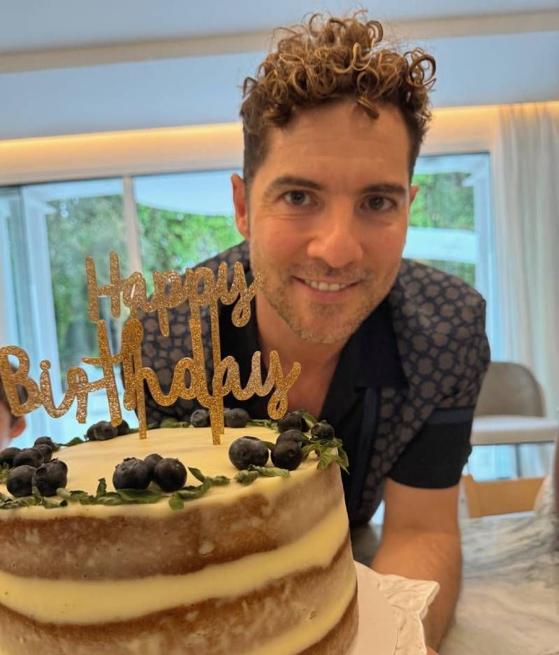 David Bisbal celebrando su cumpleaños en casa