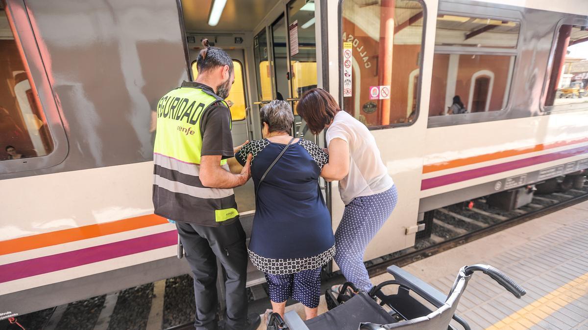 Un tren de Cercanías inadaptado para personas con movilidad reducida