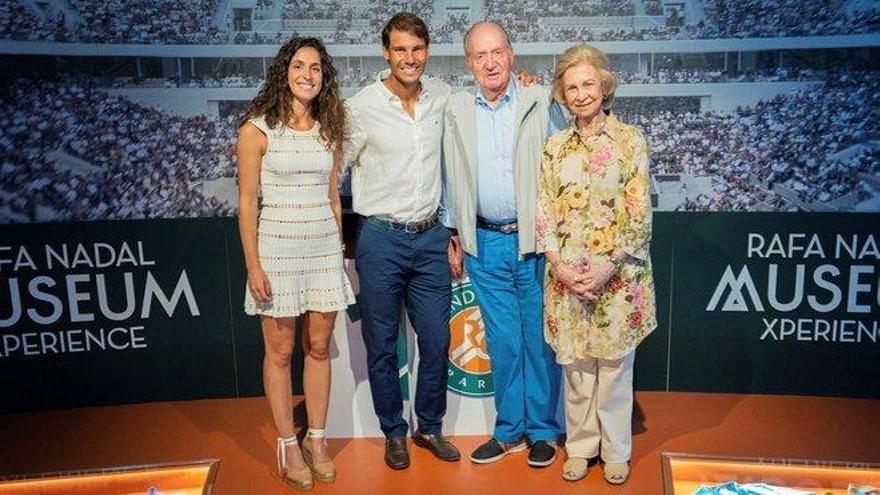 Rafa Nadal recibe a los reyes eméritos en su academia