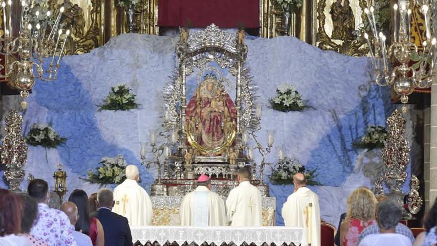 La Virgen del Pino baja del camarín