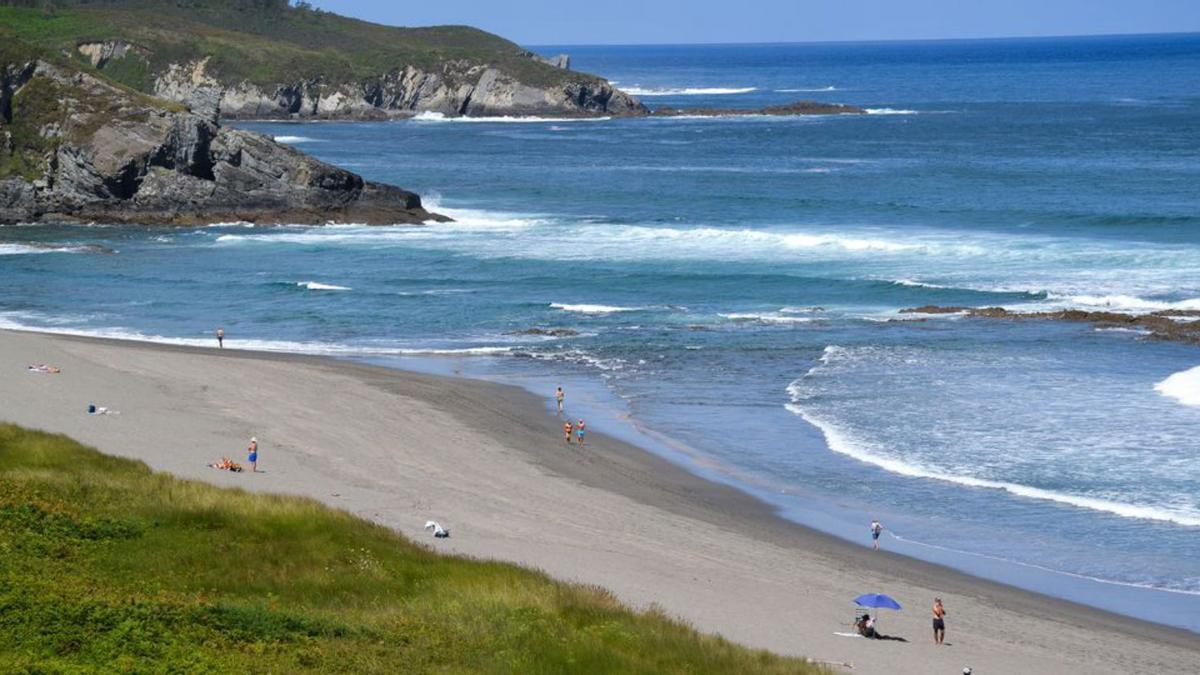 Una mujer se encamina a la playa, a través del bosque. | Ana Paz Paredes