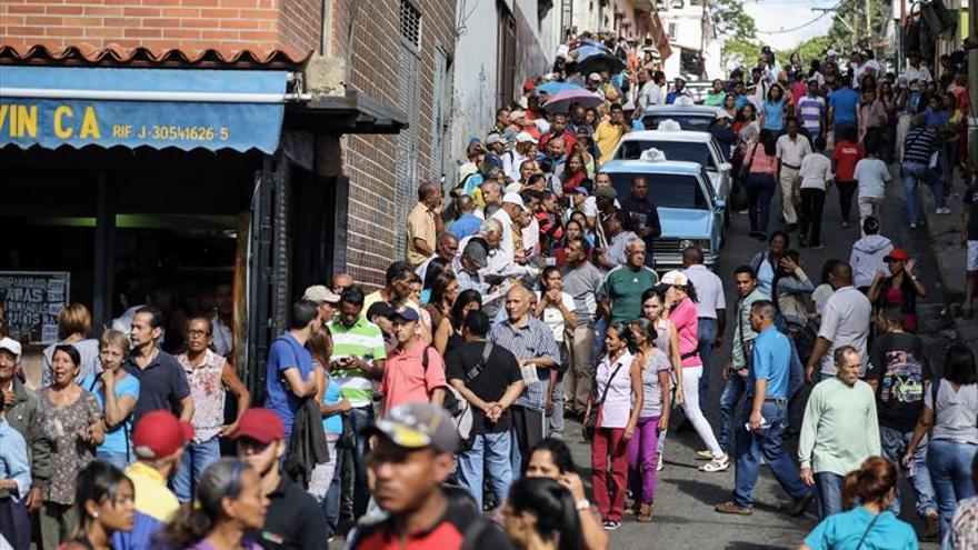 Los venezolanos escenifican en urnas separadas su fractura social