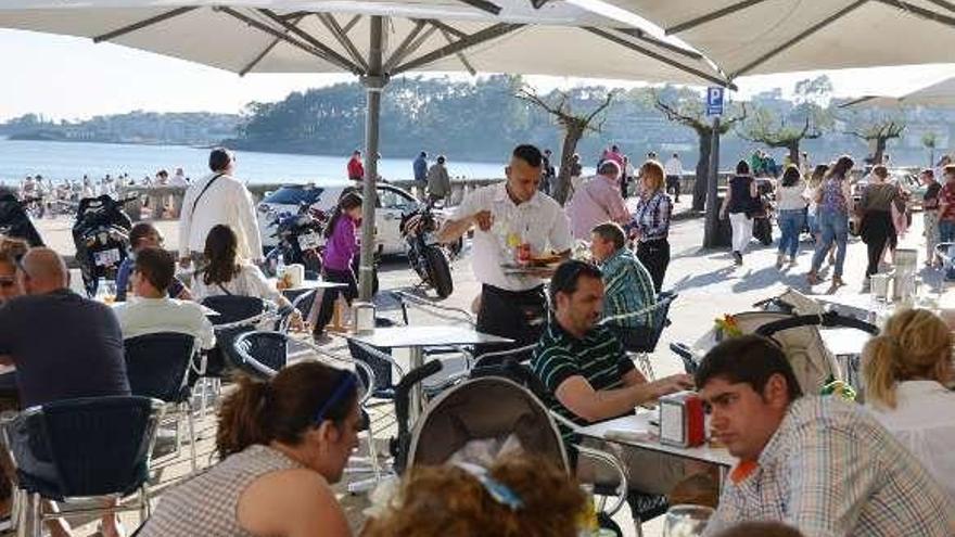 Una terraza llena en Sanxenxo. // Gustavo Santos