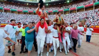 Morante, con dos grandes estocadas, sale por la Puerta del Encierro junto a Tomás Rufo