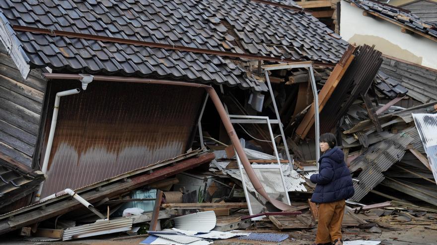 Japón lucha &quot;contra el tiempo&quot; para rescatar a los supervivientes del terremoto, que ha causado al menos 92 muertos