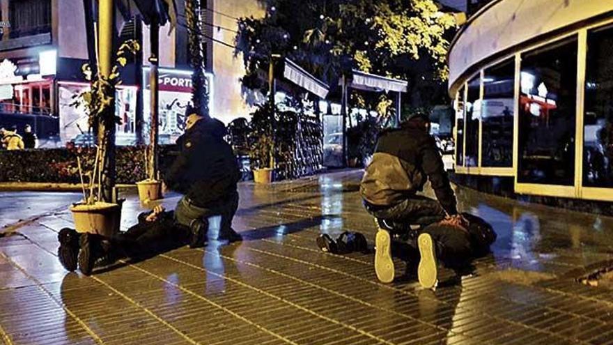 Momento en el que los policÃ­as detienen a los presuntos atracadores en el Paseo MarÃ­timo.