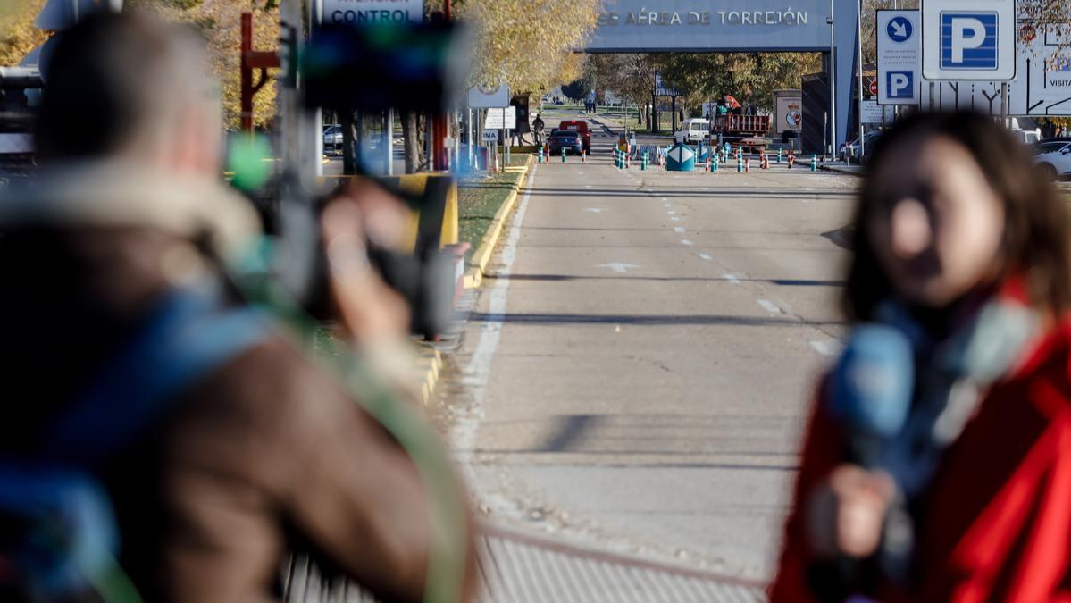 Journalisten stehen vor dem Eingang zum Luftwaffenstützpunkt Torrejon de Ardoz bei Madrid. Auf dem Luftwaffenstützpunkt ist ein verdächtiges Paket eingetroffen, der die gleichen Merkmale aufweist wie der, der am Mittwoch in der ukrainischen Botschaft in Madrid eintraf.