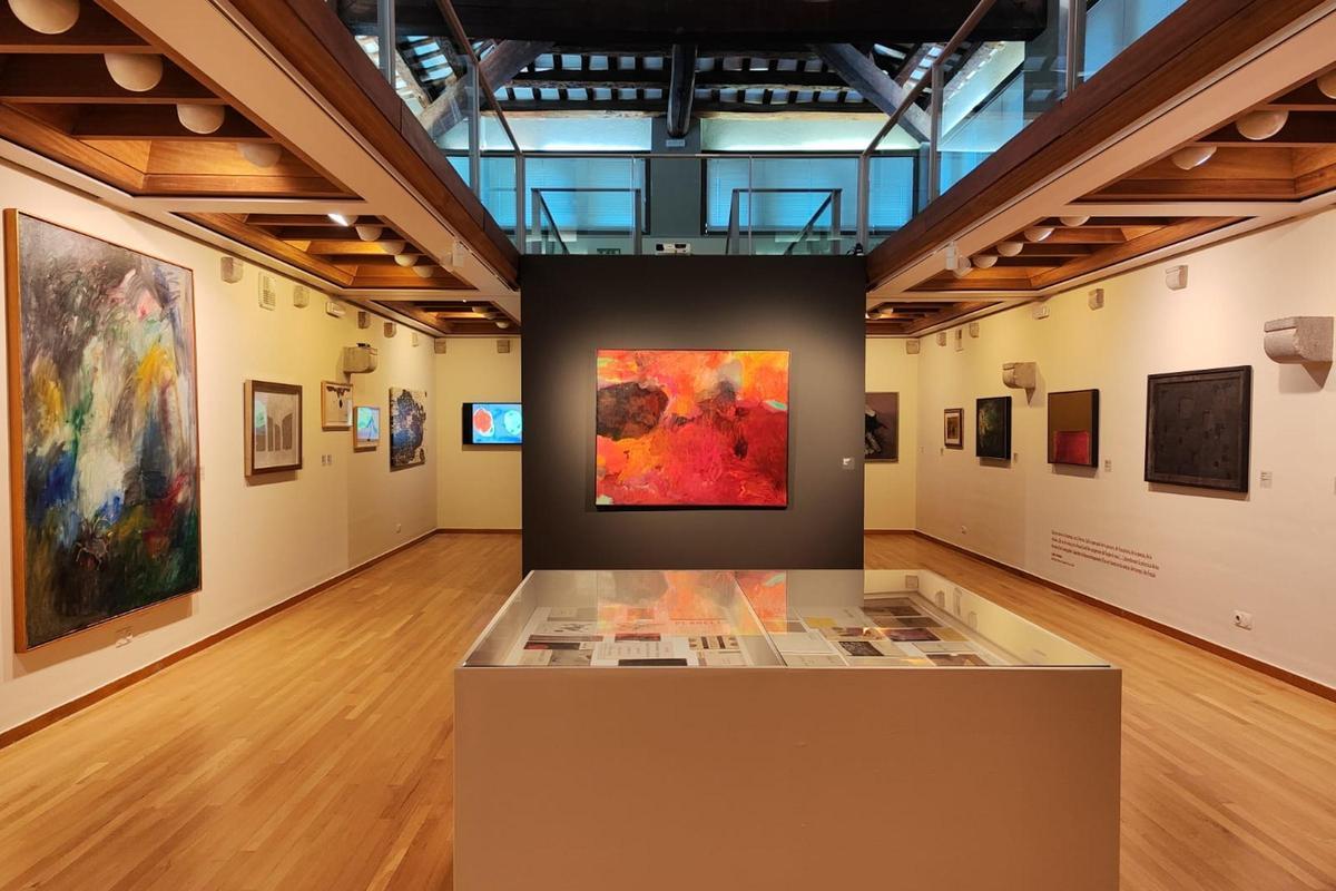La mostra del Museu d'Art vol reivindicar el paper de l'informalisme dins els anys de postguerra a Catalunya a través de més de 60 obres de 41 artistes.